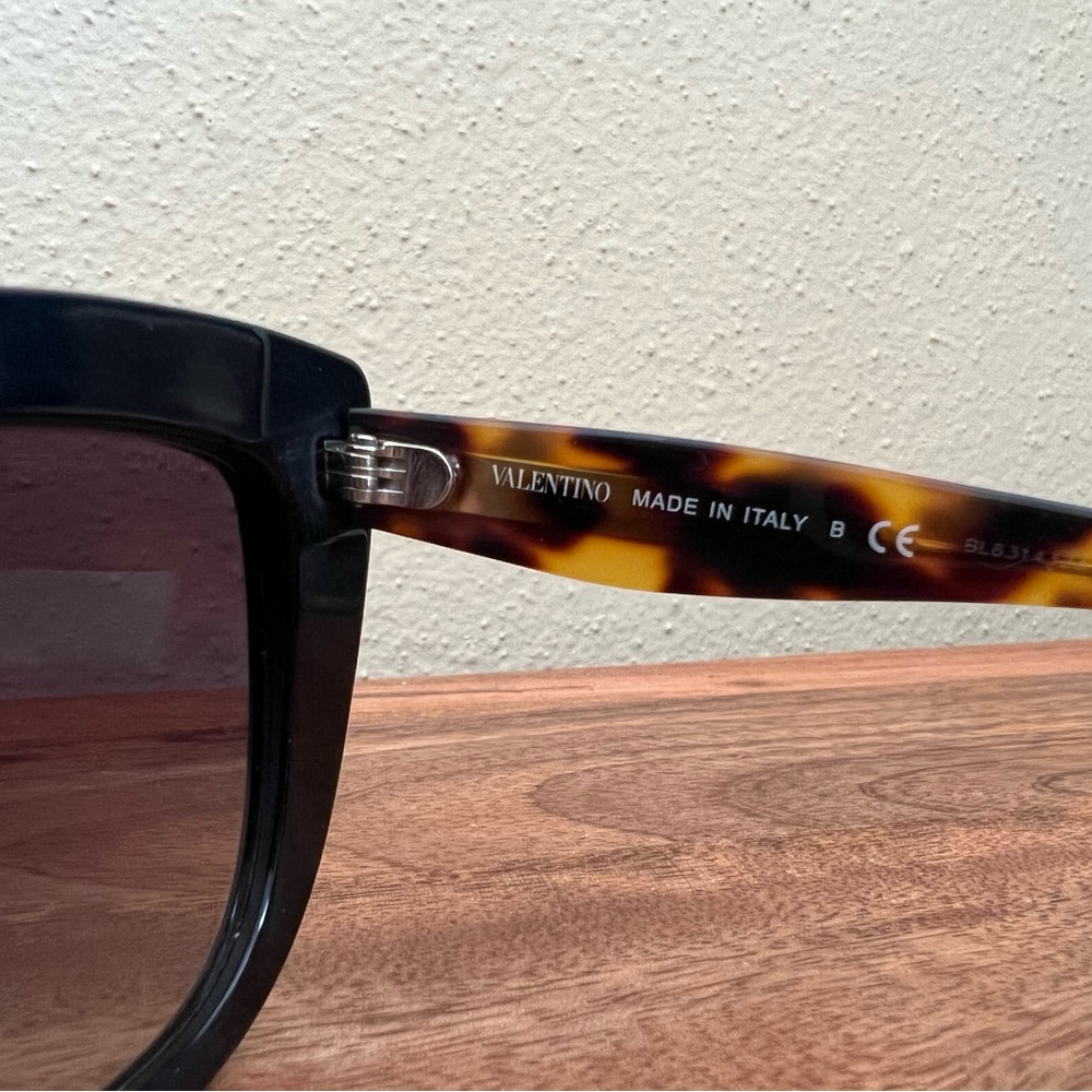 Valentino VA 4025 sunglasses -Black (authentic)